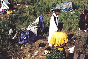 Novembre 1996 : c&eacute;l&eacute;bration pour les r&eacute;fugi&eacute;s avec le P. Laurent Balas