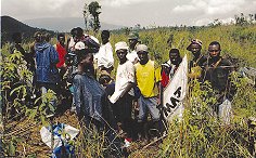 Avec Florence Aubenas (de dos &agrave; gauche) : rencontre avec des r&eacute;fugi&eacute;s Rwandais