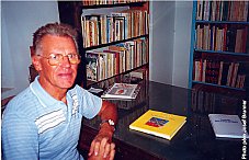 Le P&egrave;re Jean Fontaine dans son bureau de l�IBLA