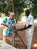 P. Oskar Geisseler, d'Adligenswil LU, et ses confr&egrave;res Christian (Congolais) et Jos&eacute; (Br&eacute;silien) appr&eacute;cieront l'aide que vous leur apporterez pour lancer un centre paroissial &agrave; Kadiolo.