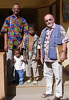 Les anges gardiens de Taab Yinga : Lucien Sow, directeur et le P&egrave;re Pierre B&eacute;n&eacute;. 