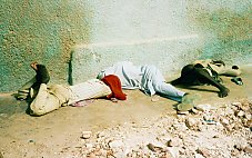 A la tomb&eacute;e de la nuit, on retrouve les enfants allong&eacute;s le long des b&acirc;timents...