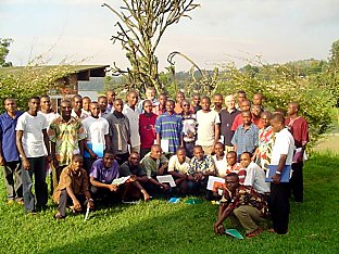 Jean-Claude Ceillier au milieu des candidats de la Ruzizi.