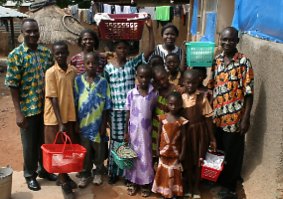 Dominic en compagnie de ses neveux et ni&egrave;ces qui se pr&eacute;parent pour la f&ecirc;te de la fin des examens. 