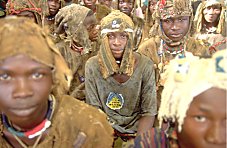 Enfants soldats dans l�habit traditionnel de leur groupe Karamajor . &copy; UNICEF/Nesbitt