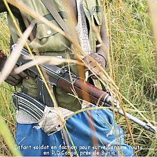 Enfant soldat en faction pour surveiller une route,  en R.D.Congo, pr&egrave;s de Bunia. &copy; UNICEF/Lemoyne