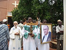 Le P.?Alberto, cur&eacute; de Kolongotomo, pr&eacute;side l�inhumation