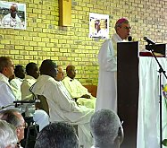 Mgr Jan de Groef M.Afr en train de pr&ecirc;cher pendant la messe, Derri&egrave;re assis Mgr Khumalo Archev&ecirc;que de Pretoria 