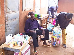 On se fournit chez le grossiste avant de partir au march&eacute;...