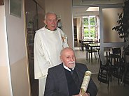 Denis Poupon tient dans ses mains la B&eacute;n&eacute;diction Papale re&ccedil;ue pour ses 100ans