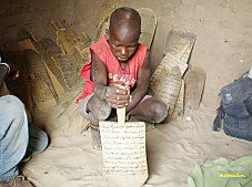 Il doit r&eacute;citer dans une langue qu�il ne comprend pas