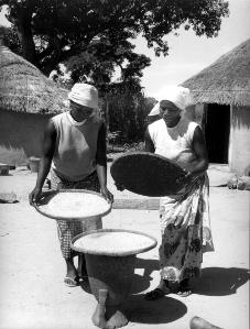 Au village, les femmes sont toujours &agrave; l'ouvrage