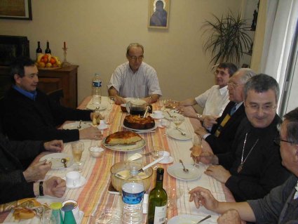 PP G&eacute;rard Chabanon, Provincial, J-F Th&eacute;ry, Michel Groiselle (webmaster), Maurice  Redouin, Mgr Aubertin, G&eacute;rard  Guirauden/ interieur de la windows dans la salle de r&eacute;daction