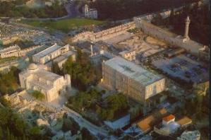 Vue a&eacute;rienne g&eacute;n&eacute;rale sur Sainte Anne. A droite de la basilique, la maison des P&egrave;res Blancs, o&ugrave; ont lieu les retraites de 30 jours  et les sessions de formations bibliques.